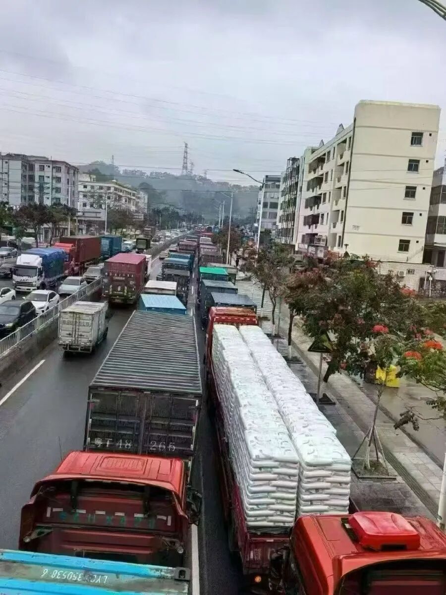 原材料一周涨价40%，仓库爆仓，周边大堵车！直击中东战火下的东莞塑料市场  第2张