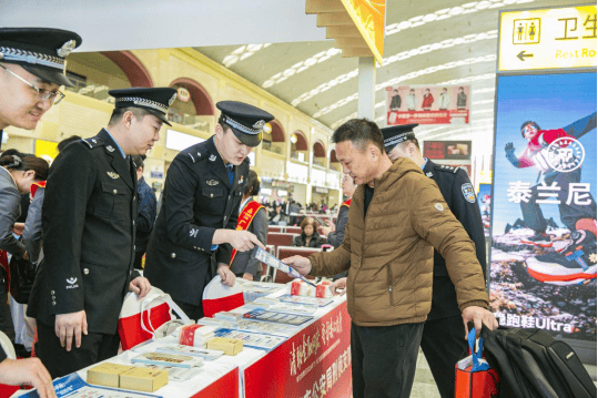 金融消保进车站 趣味宣讲护民生――哈尔滨银行2026年“3・15”金融宣教活动让旅客候车间隙解锁防骗新技能 第3张 金融消保进车站 趣味宣讲护民生――哈尔滨银行2026年“3・15”金融宣教活动让旅客候车间隙解锁防骗新技能 第3张