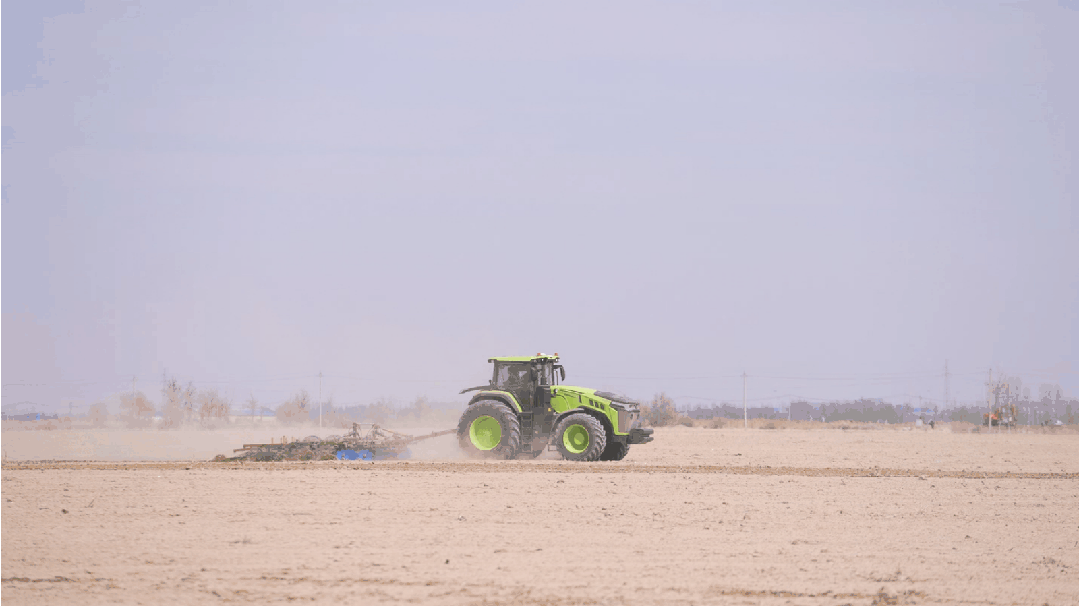 国产高端农机加速突破！中联重科DV4104混动拖拉机进入新疆熟化项目田间验证阶段  第1张