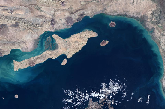 美伊停火首日现分歧：霍尔木兹海峡通行管控、加密货币收费引博弈，全球能源运输添忧  第1张