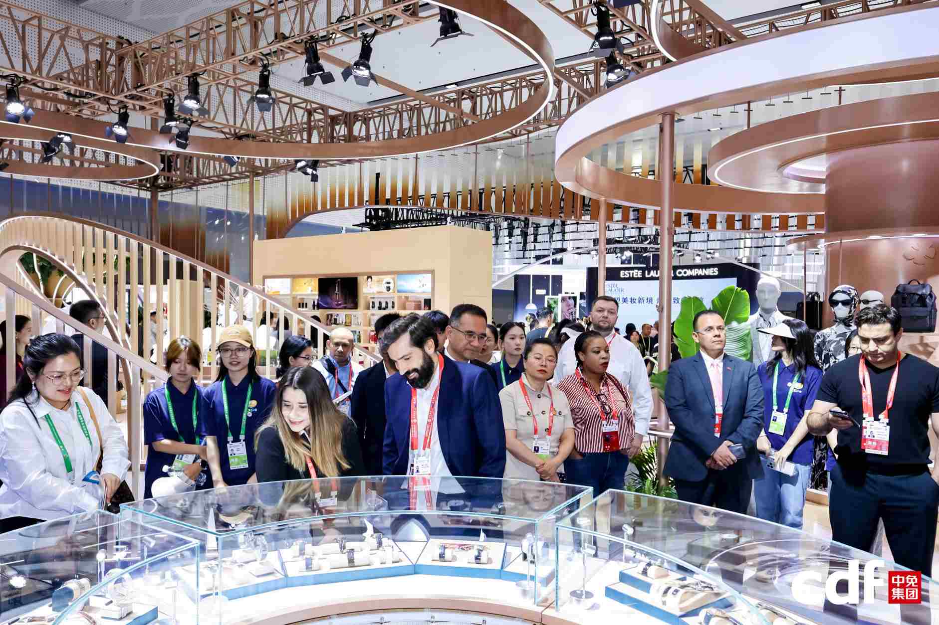 第六届消博会启幕 中免集团锚定封关机遇擘画免税发展新蓝图 第3张 第六届消博会启幕 中免集团锚定封关机遇擘画免税发展新蓝图 第3张